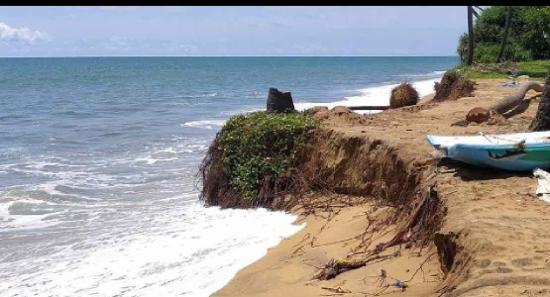 මුහුදට හේදිලා යන ඉරණවිල වෙරළ තීරය...